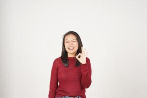 jung asiatisch Frau im rot T-Shirt lächelnd und zeigen okay Zeichen isoliert auf Weiß Hintergrund foto