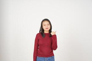 jung asiatisch Frau im rot T-Shirt zeigen Seite beim Kopieren Raum mit Daumen isoliert auf Weiß Hintergrund foto