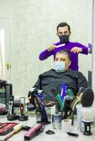 Friseur ist Schneiden Kunden Haar im Barbier Geschäft foto