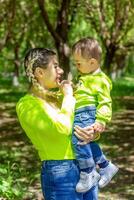 Elternteil und Kind im das Park, Mutter und Baby Junge im das Park foto