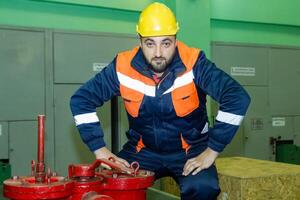 industriell Arbeiter beim das Arbeit foto