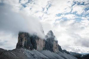 kleine Schneestücke auf den Felsen. Berge in Nebel und Wolken. Drei Zinnen von Lavaredo foto