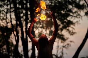 Mädchen Feuer Tanzen Performance beim draussen Kunst Festival, glatt Bewegungen von weiblich Künstler foto
