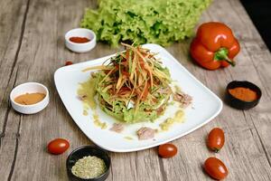 Weiß Teller mit frisch Salat bedeckt im Grüner Salat foto