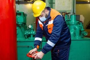 industriell Arbeiter beim das Arbeit foto