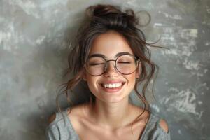ai generiert emotional Porträt von glücklich Italienisch Frau im Brille. ai generiert foto