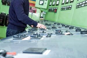 industriell Arbeiter beim das Arbeit im Fabrik foto