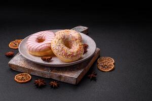 köstlich Süss hell Donuts mit Sahne auf ein einfach Hintergrund foto