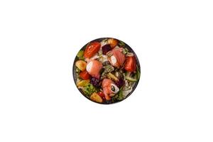 köstlich saftig Salat mit Lachs, Tomaten, Gurke, Kräuter, Kürbis Saat foto