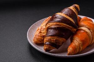 köstlich frisch, knusprig Französisch Croissants mit Süss Füllung foto