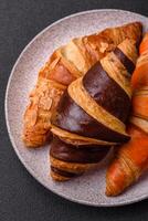 köstlich frisch, knusprig Französisch Croissants mit Süss Füllung foto