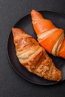 köstlich frisch, knusprig Französisch Croissants mit Süss Füllung foto