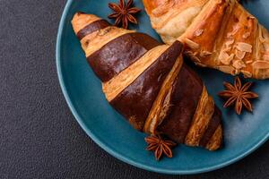 köstlich frisch, knusprig Französisch Croissants mit Süss Füllung foto