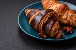 köstlich frisch, knusprig Französisch Croissants mit Süss Füllung foto