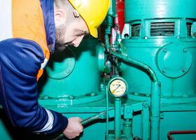 industriell Arbeiter beim das Arbeit foto