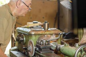 schließen oben von ein Mann mit ein Maschine, schließen oben von ein Mann Arbeiten auf ein Maschine foto