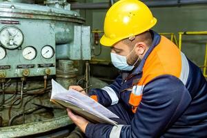 industriell Arbeiter beim das Arbeit im Fabrik foto