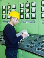 industriell Arbeiter beim das Arbeit im Fabrik foto