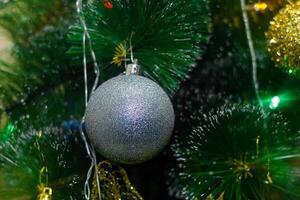 Weihnachten Baum mit Geschenk Kisten, Weihnachten Baum und Geschenke, Weihnachten Baum und Dekorationen foto