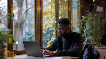 ai generiert Digital Nomade jung Mann mit Laptop Computer beim das Cafe, Arbeiten Fernbedienung und Technologie Konzept foto