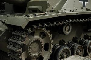 Sinsheim, Deutschland - 16. Oktober 2018 Technikmuseum. Raupenfahrzeug. Nahaufnahme des alten Tanks, der in der Ausstellung drinnen steht foto