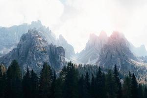 wunderschöne majestätische Landschaft. wunderschöne Berge tagsüber mit Wald foto