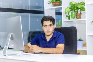 Person Arbeiten im Büro, Person beim das Arbeit foto