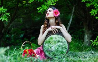 ziemlich jung Mädchen im das Natur, Mädchen im das Park foto