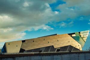 modern die Architektur Gebäude unter Blau Himmel mit Wolken foto