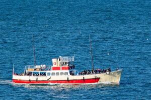 Passagier Boot mit Touristen auf ein Blau Meer. foto