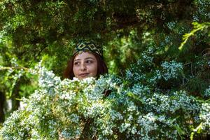 Armenisch jung Frau im traditionell Kleider im das Natur im Sommer- foto