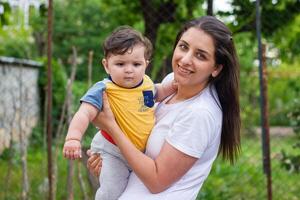 Mutter und Baby Junge im das Garten foto