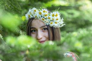 Porträt von ein Frau mit Weiß Blumen, Porträt von ein Frau im das Park foto