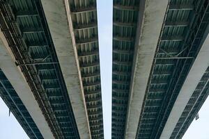 Beton Brücke Unterseite Aussicht im rostov auf Don Stadt Über Fluss anziehen, Beton Woroschilowski Brücke foto