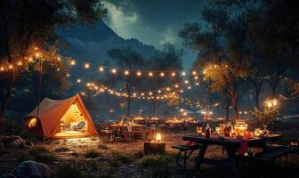 ai generiert draussen Camping mit Tabellen und Cocktails und köstlich Essen nett und realistisch Foto Stil