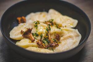 gekocht Knödel mit Pfifferlinge und Petersilie foto