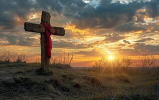 ai generiert gegen das feurig Segeltuch von das Himmel beim Sonnenuntergang, ein hölzern Kreuz steht prominent foto