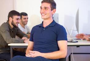 Person Arbeiten im Büro, Person beim das Arbeit foto