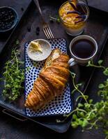 Frühstück mit Kaffee und Croissants auf dunkel rustikal Hintergrund foto