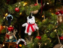 Weihnachten Baum Dekoration mit Spielzeug Schneemann auf Bokeh Hintergrund. foto