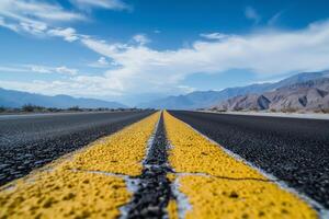 ai generiert Gelb Teilen Streifen auf das Autobahn Dehnen in das Horizont foto