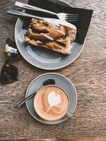 Kaffee und Kuchen auf das hölzern Tisch, Jahrgang Ton. foto