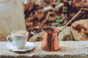 Kaffee Tasse und Türkisch Kaffee Topf auf das Terrasse foto