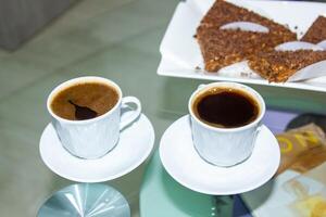 Tasse von Kaffee und Kuchen auf das Tabelle foto