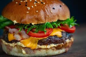 Käse Burger - - amerikanisch Käse Burger mit frisch Salat auf hölzern Hintergrund foto