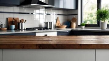schön Holz Tabelle oben und verwischen Bokeh modern Küche Innere Hintergrund im sauber und hell, Studio warm Licht foto