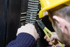 industriell Arbeiter beim das Arbeit im Fabrik foto