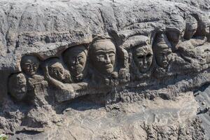 das Geheimnis Gesicht geschnitzt in Felsen beim Eingang von Bentar Candi und Batok Vulkan im Brom Tengger semeru National Park, Osten Java, Indonesien. foto