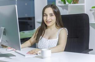 Person Arbeiten im Büro, Person beim das Arbeit foto