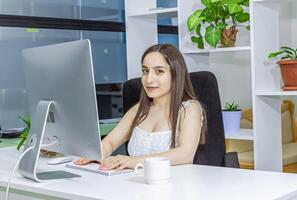 Person Arbeiten im Büro, Person beim das Arbeit foto